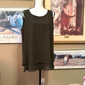 Layered top NWT green